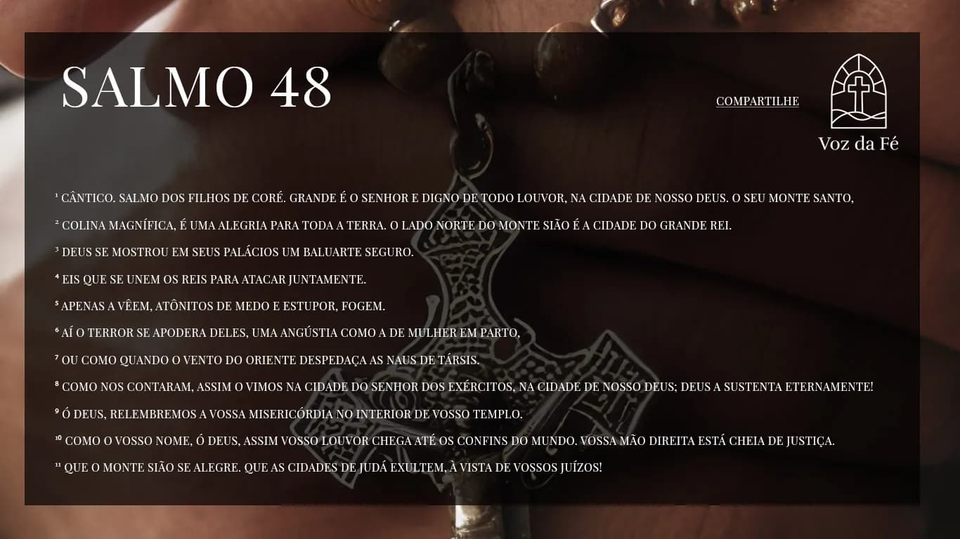duas mãos juntas segurando um terço que tem uma cruz com Jesus Cristo, ela é de ouro e cheia de detalhes pequenos e bonitos, Salmo 48 escrito