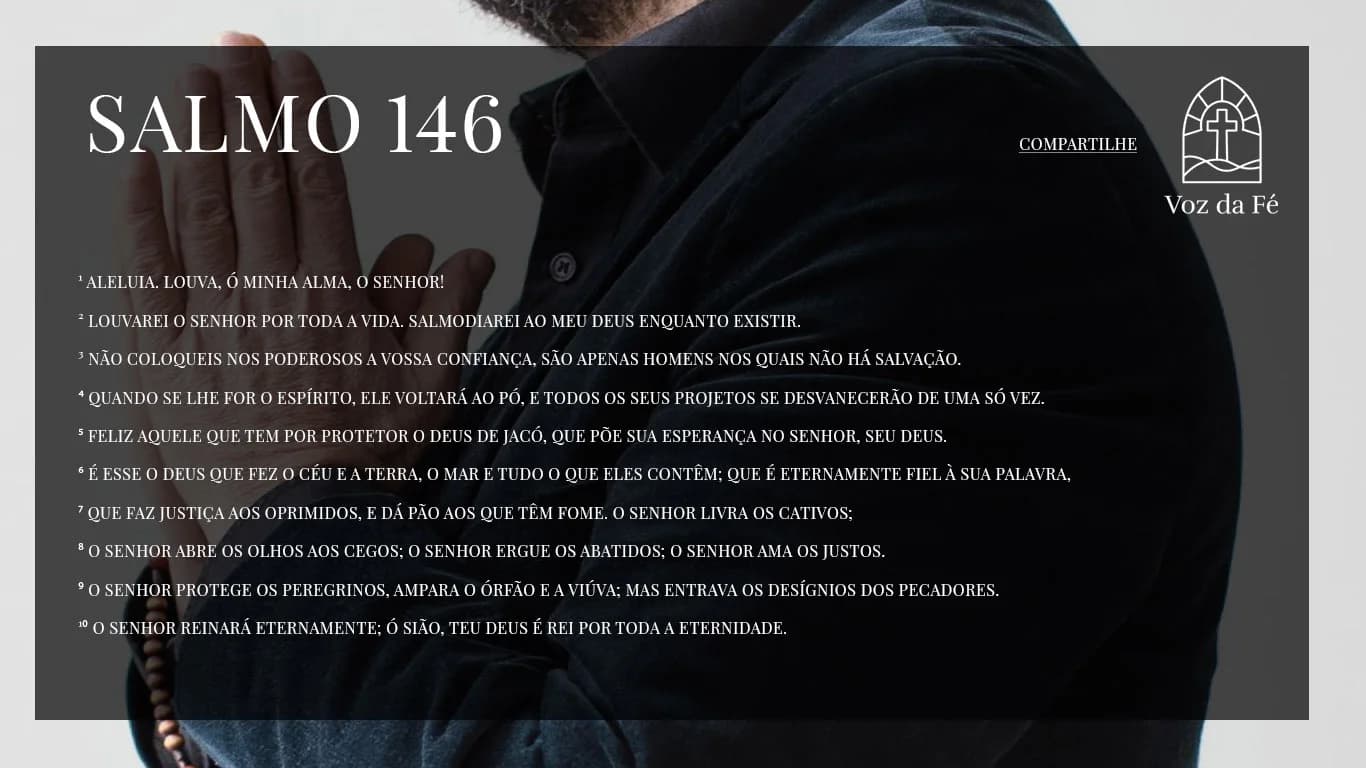 Homem rezando de perfil, mão juntas, terço sobre suas mãos, ele esta de terno azul, fundo branco, iluminação indireta e suave, Salmo 146 escrito