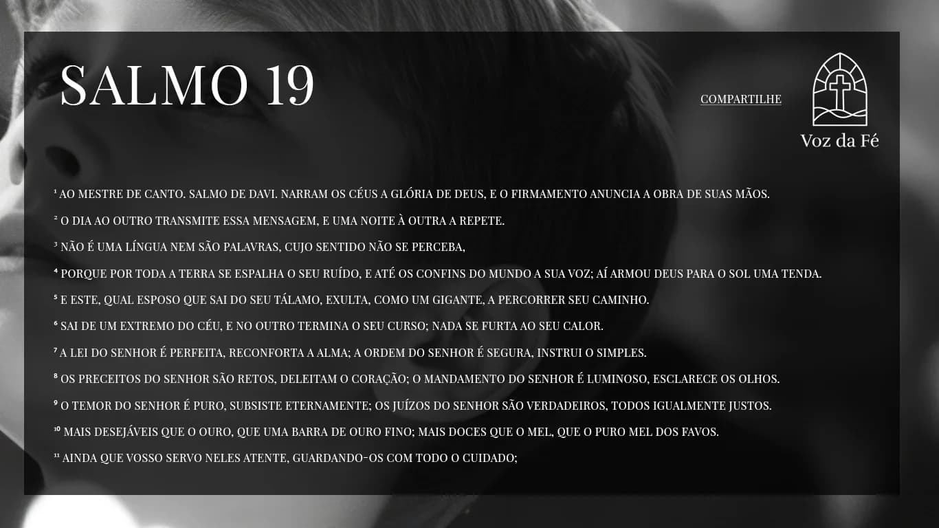 uma vela desfocada, uma criança olhando para cima e rezando dentro de uma igreja, fotografia em preto e branco, Salmo 19 escrito