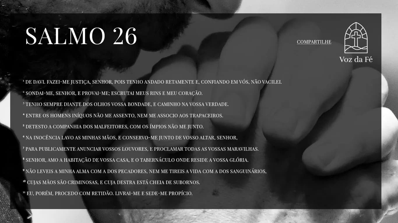 um Homem apoiando as duas mão juntas, ele esta de perfil e a foto é em preto e branco, ele passa a ideia de estar rezando e uma seriedade, Salmo 26 escrito